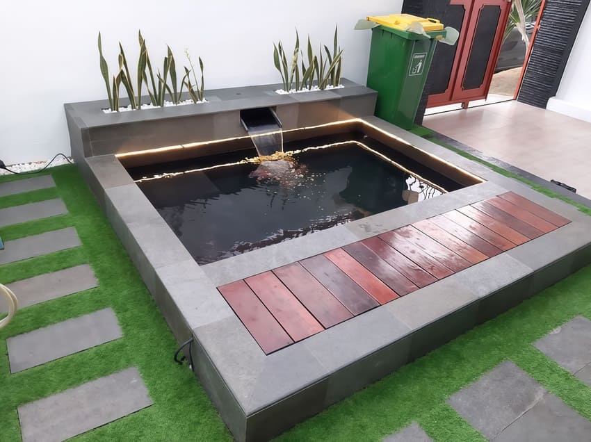 taman belakang rumah dengan kolam koi