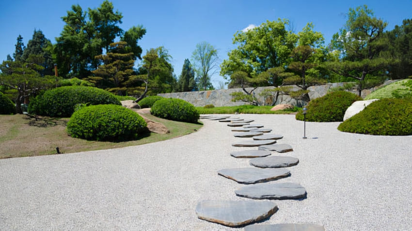 Desain Taman dengan Batu Setapak